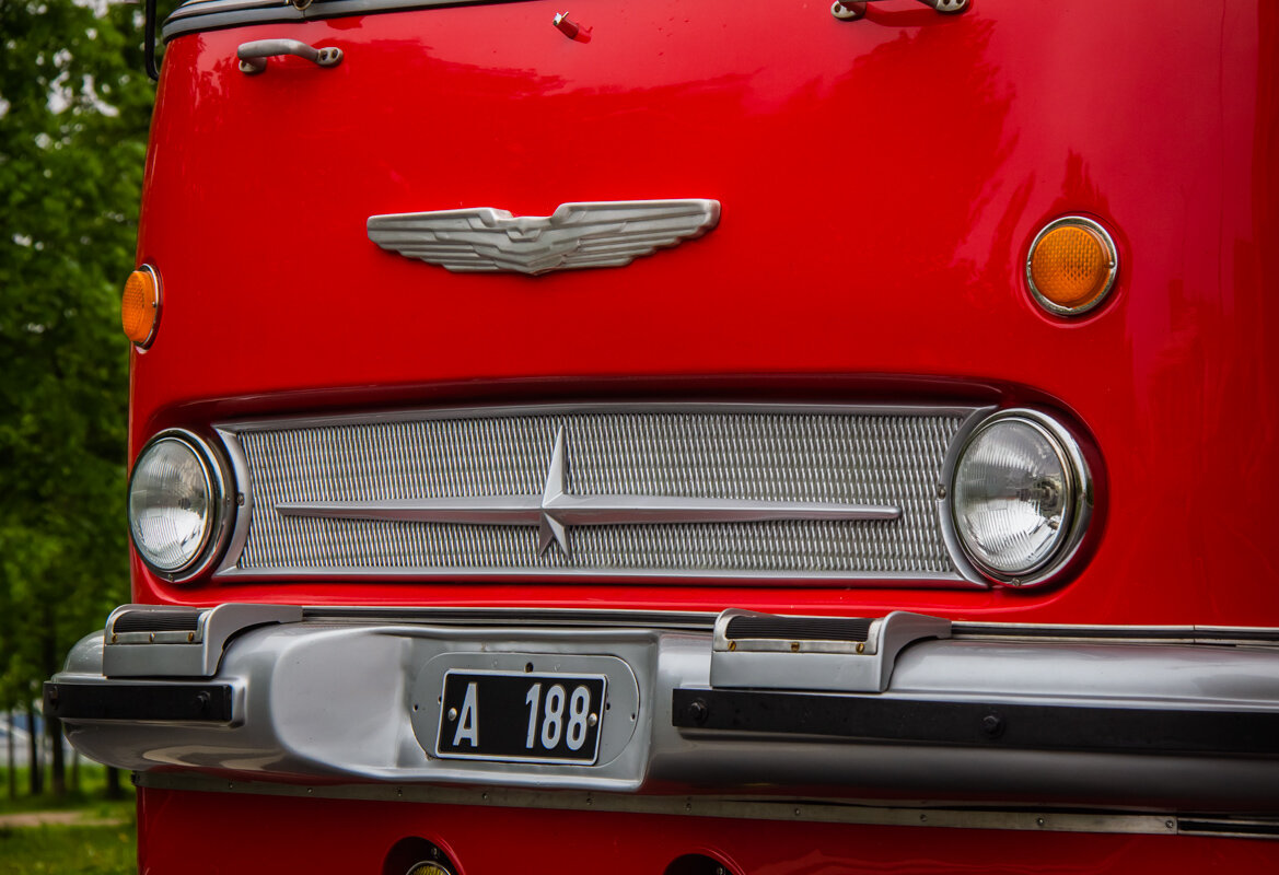 Передняя часть автобуса Ikarus-55.14lux. Строго и брутально. Фото: Максим Фандюшин