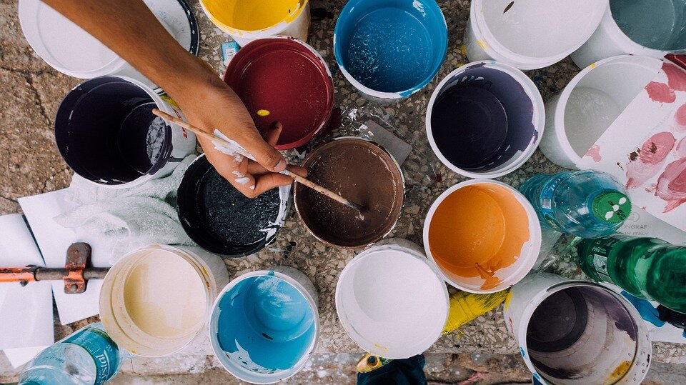 https://cdn.pixabay.com/photo/2016/03/09/15/22/painter-1246619_960_720.jpg