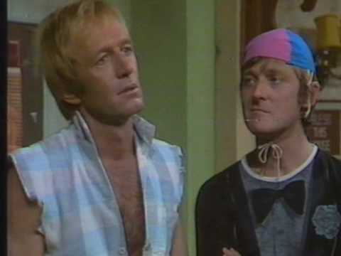 Пол Хоган (слева) в передаче «Шоу Пола Хогана». Кадр из передачи