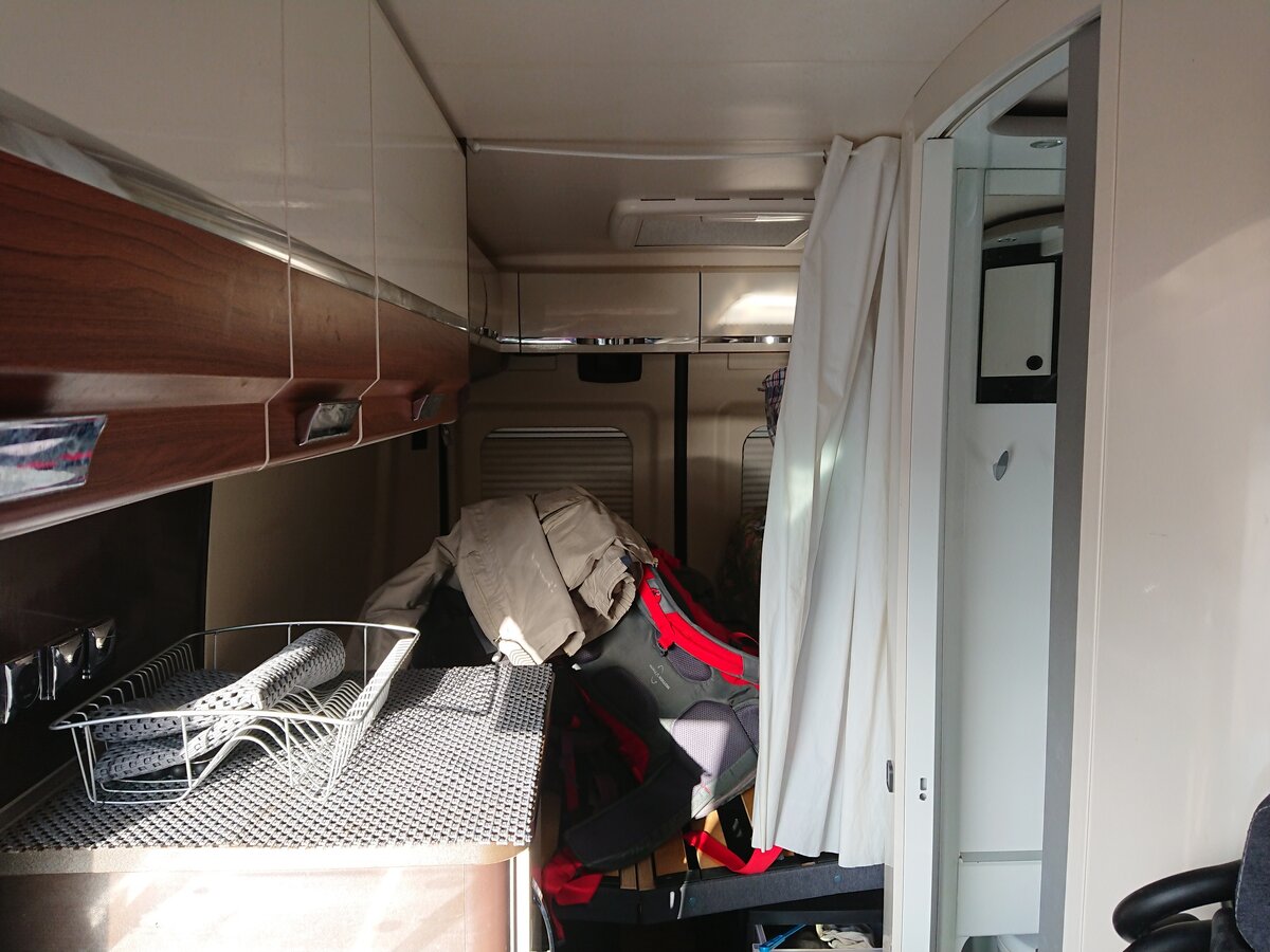 У Арсенио в его доме на колесах хаос, который я дополнил своим присутствием