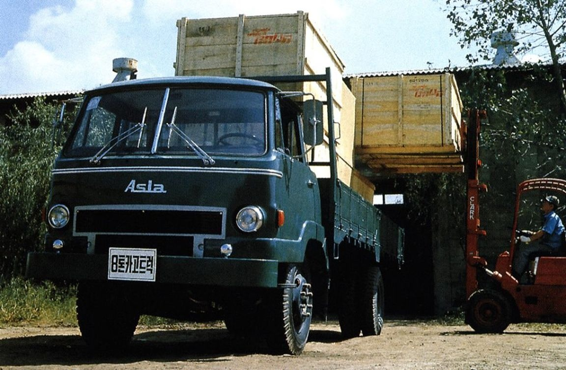 Ещё один рекламный снимок грузовика Asia.. Примечательно то, что грузят в него ящики с логотипом FIAT