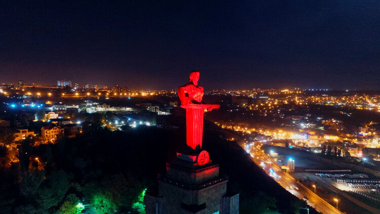 Монумент «Мать Армения», окрашенный в красный цвет опасности. Фото: sostav.ru