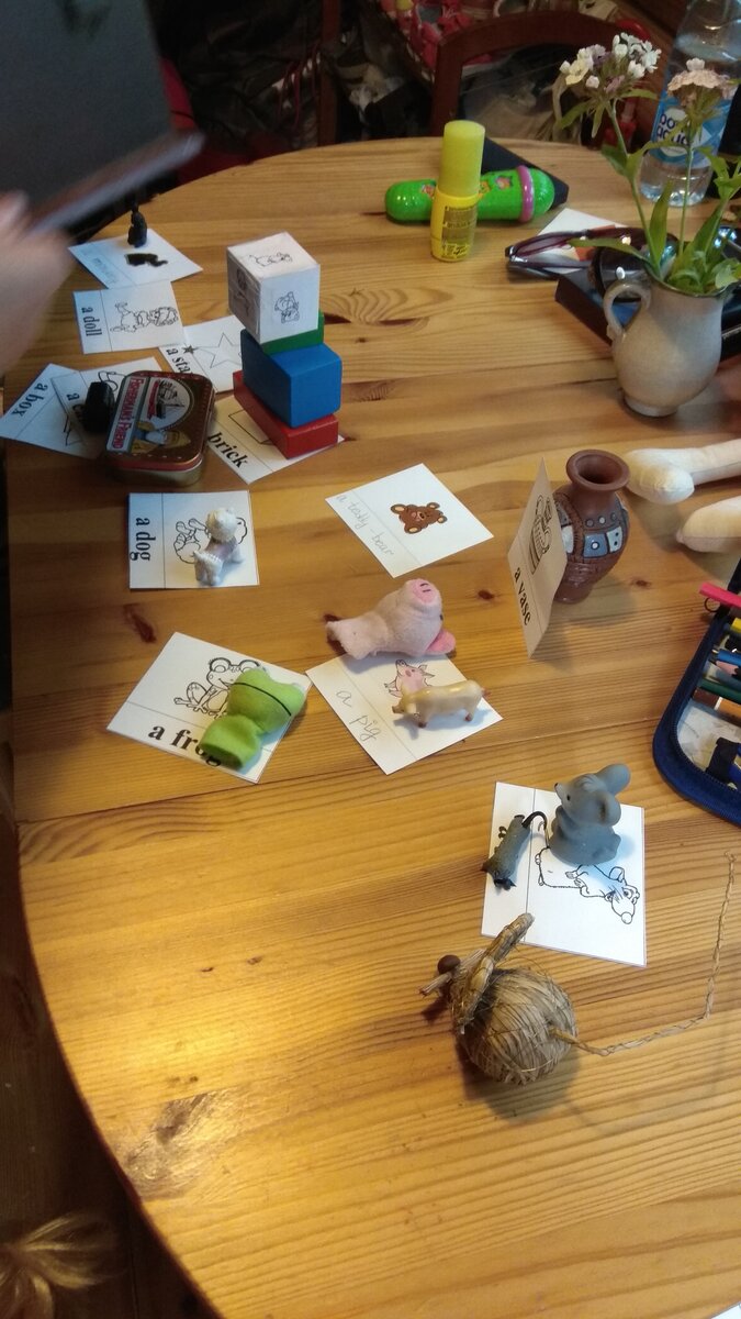 Облик слова - это когда мы узнаем слово, едва на него взглянув. Когда слова все время перед глазами рядом с соответствующей картинкой, они запоминаются легче, чем когда мы пытаемся читать по правилам. 