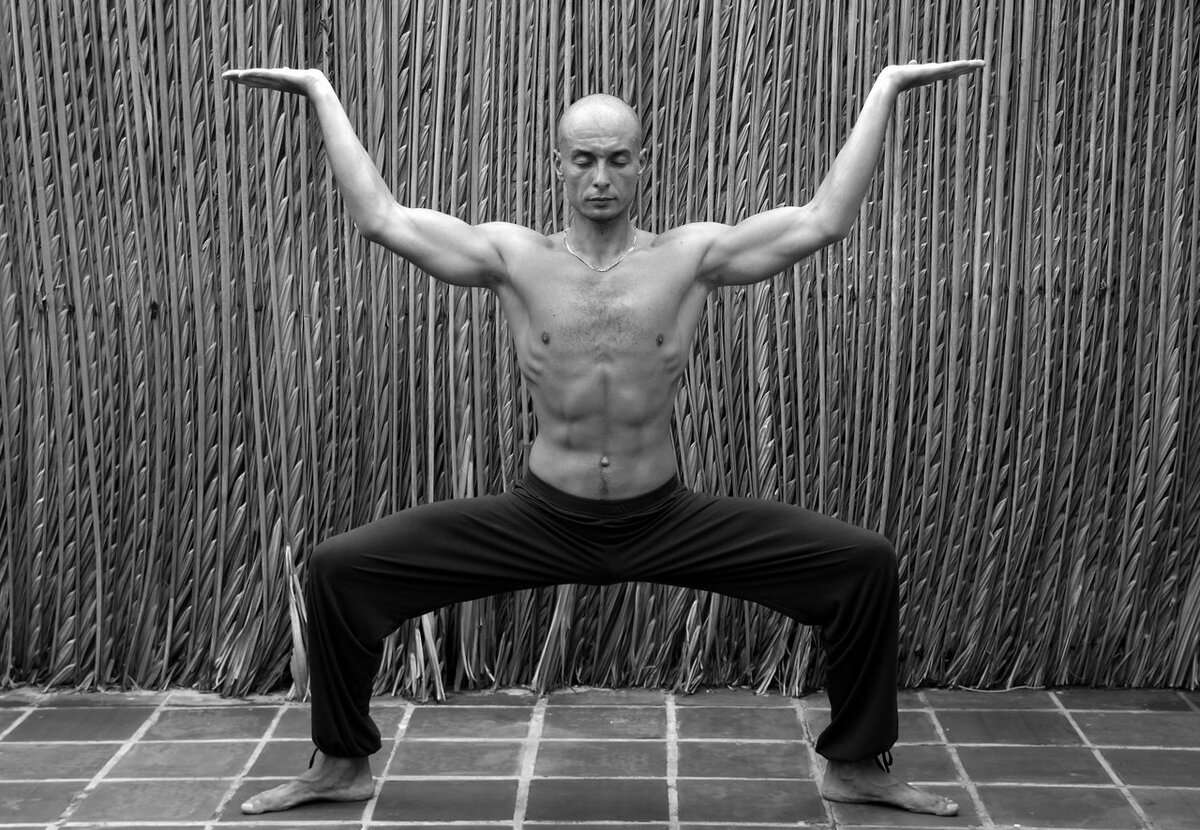 Что такое карма? Попросту говоря, это невидимая космическая сила, на практике реализующая принцип «что отдашь, то и получишь». И если вы будете делиться с другими людьми позитивной энергией, рано или поздно она к вам вернется, сделав полный круг… Но то же относится и к негативной энергии.