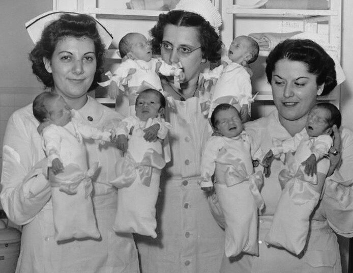 Младенцы и медсестры, заботившиеся о них