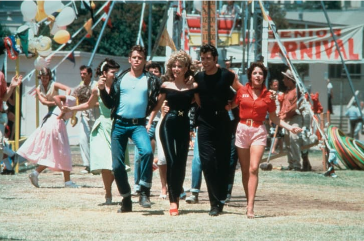 Оливия Ньютон-Джон надела обтягивающий черный наряд и кожаную куртку в последней сцене фильма " Grease." Credit: Fotos International / Moviepix / Getty Images