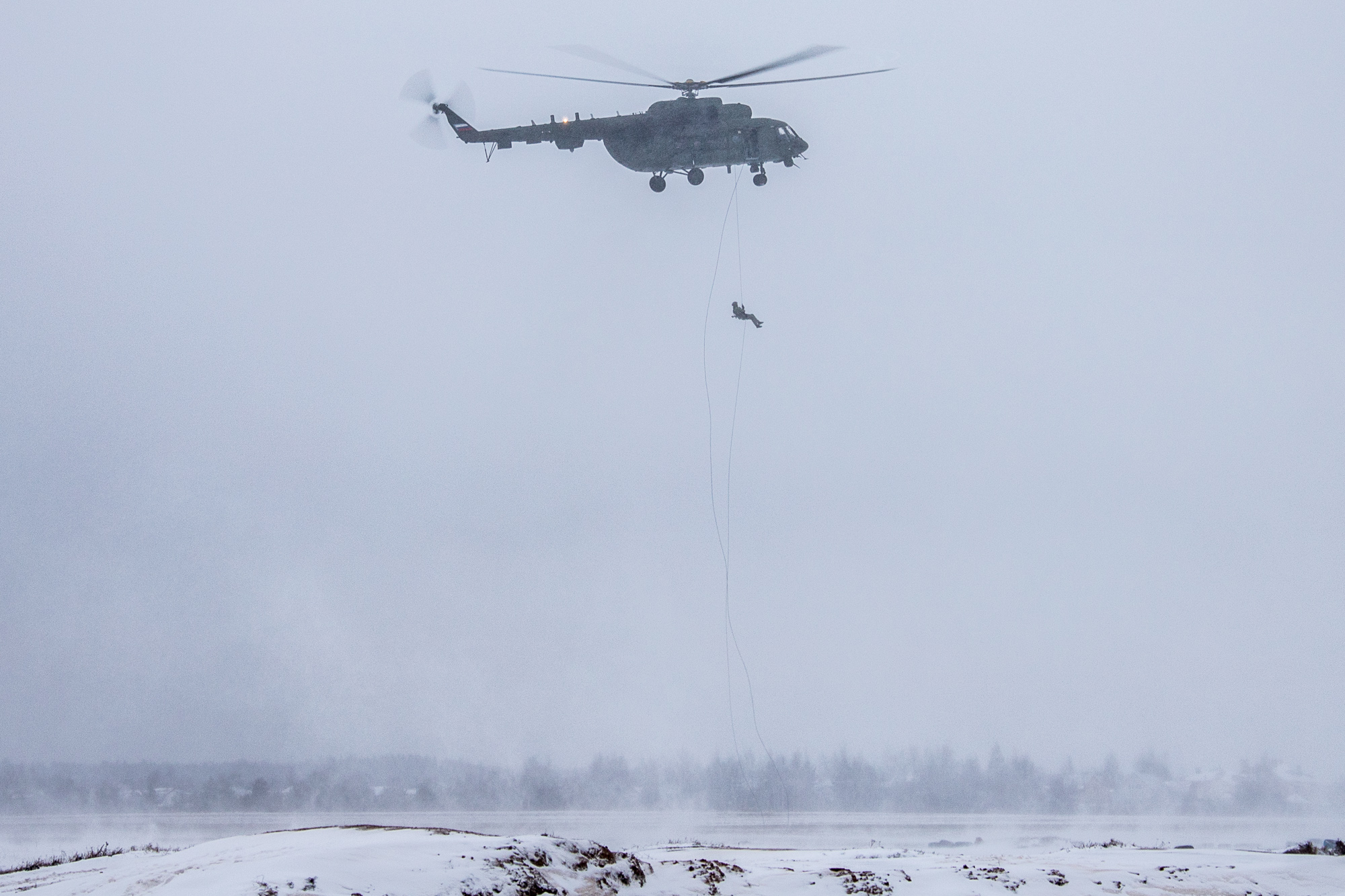 Сколько летают вертолеты. Ми 8 Чернобыль. Ми8 зима Ольхон. Ми-8 283 ОВЭ. Вертолеты в воздухе ми8.