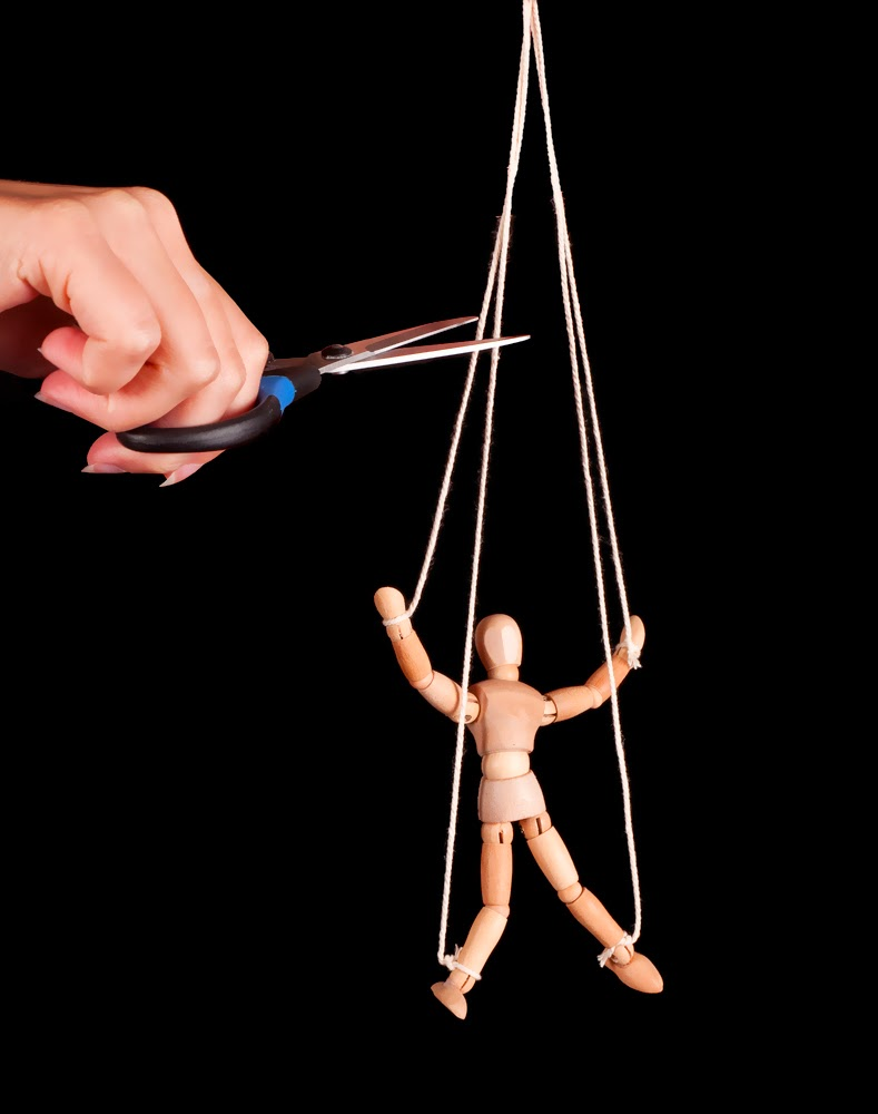 Манипулятивное общение. Манипулятор кукловод интересы. Рука с марионеткой. Манипулятор кукловод интересы. Кукловод.