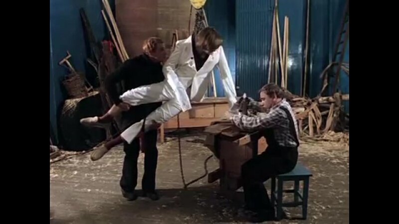 известный кадр из фильма ''Чародеи" Абдулов в белом костюме