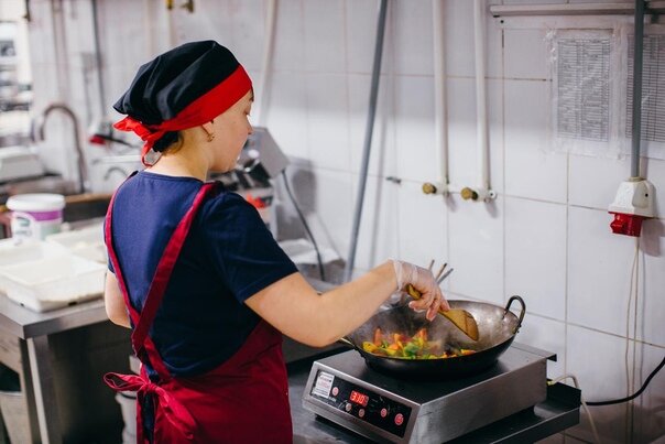 А вот здесь можно без перчаток, потому что нет контакта с продуктами.  Фото с Яндекс.Картинок