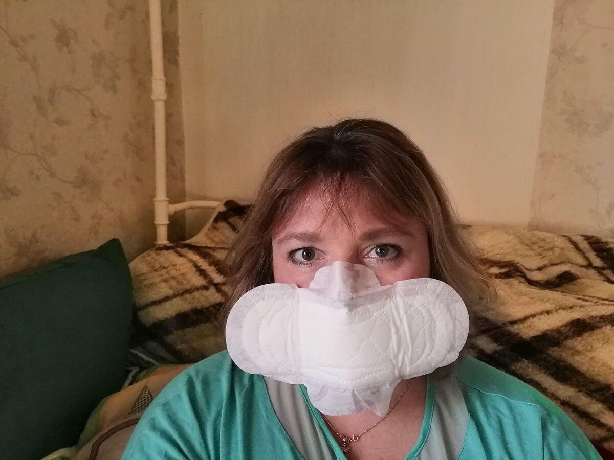 Не нужно использовать прокладки вместо масок. Это не работает. Фото Светы Давыдовой
