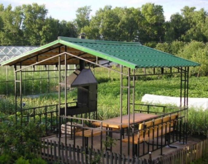 Беседка в огороде из металлического профиля