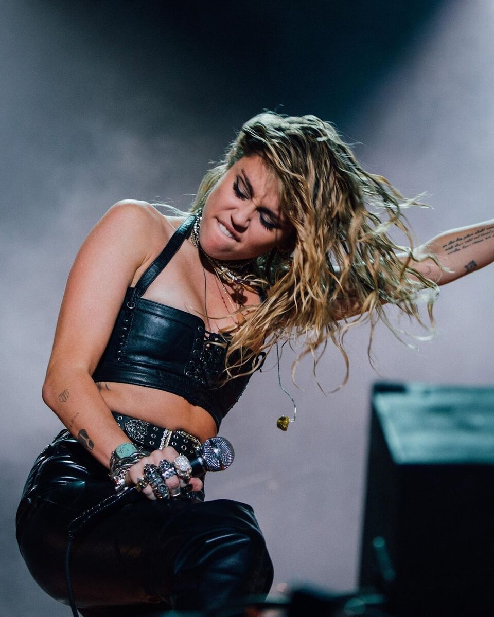 Майли Сайрус на концерте в 2019 году