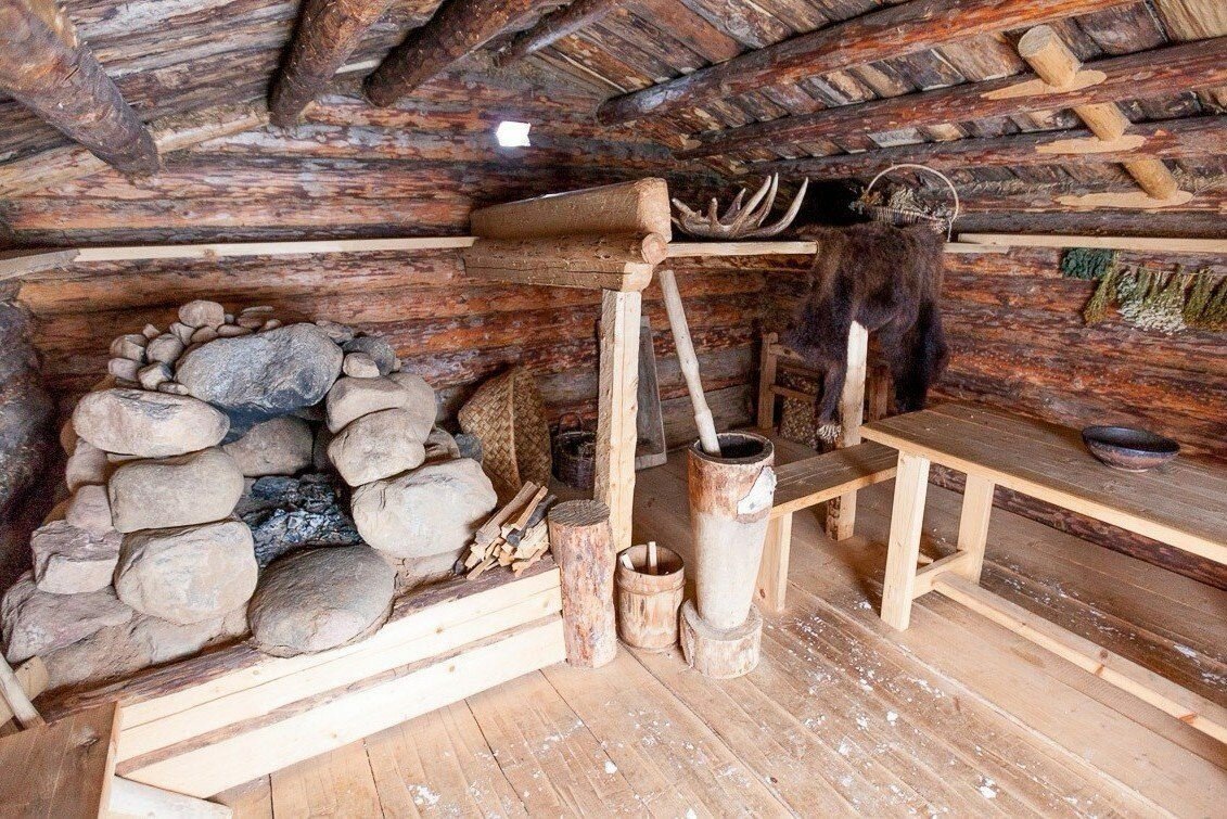 Согласно древним описаниям, баня представляла собой бревенчатое строение с очагом, на раскаленные угли которого время от времени лили воду, которая превращалась в пар. Согласно народным повериям, хранителем бани и ее душой является банник — абсолютно голый старичок, тело которого покрыто листьями от веника. Банника полагалось время от времени задабривать, угощая его хлебом с солью, что лишний раз подчеркивает уважительное отношение славян к самой бане и ее «сущности», которую буквально боготворили.