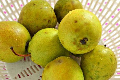  Как приготовить груши в сиропе на зиму:

Груши очень хорошо промываем под обычной проточной водой.