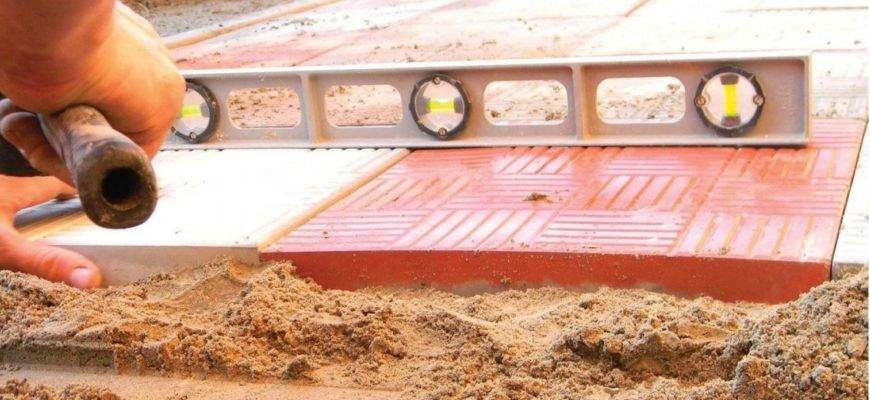 В зависимости от материалов, примененных при изготовлении плитки, разнится ее стоимость. Естественно, прочная, надежная и качественная обойдется дороже. 