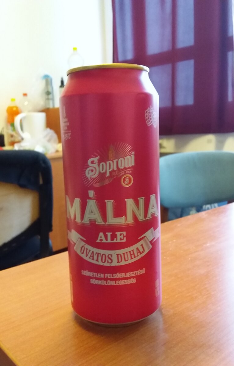 Малиновый эль на столе в моей комнате.