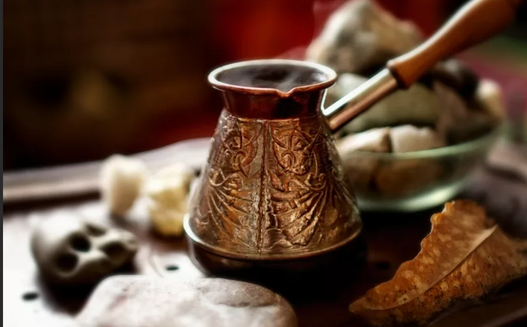 турецкий кофе turk kahvesi. турецкий кофе. кофе по турецки в турке. кофе по восточному. турецкое кафе.
