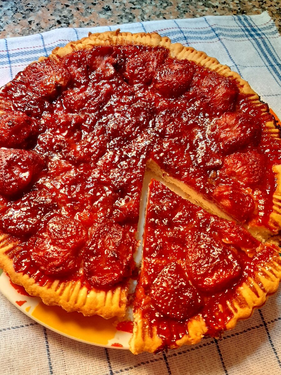 ОТКРЫТЫЙ ПИРОГ С ЗАМОРОЖЕННОЙ КЛУБНИКОЙ 