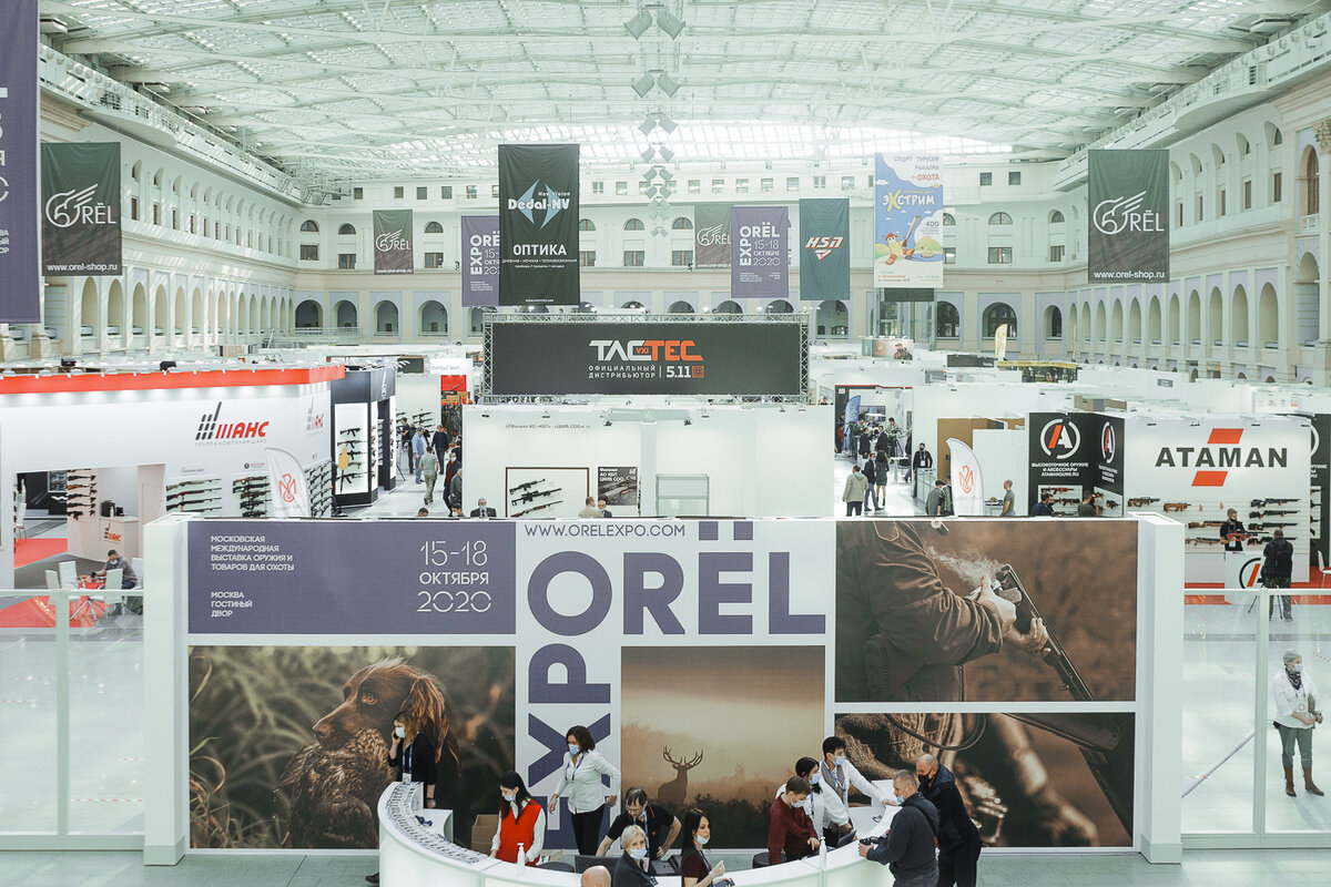 Общий план, можно оценить масштаб и количество брендов на выставке.