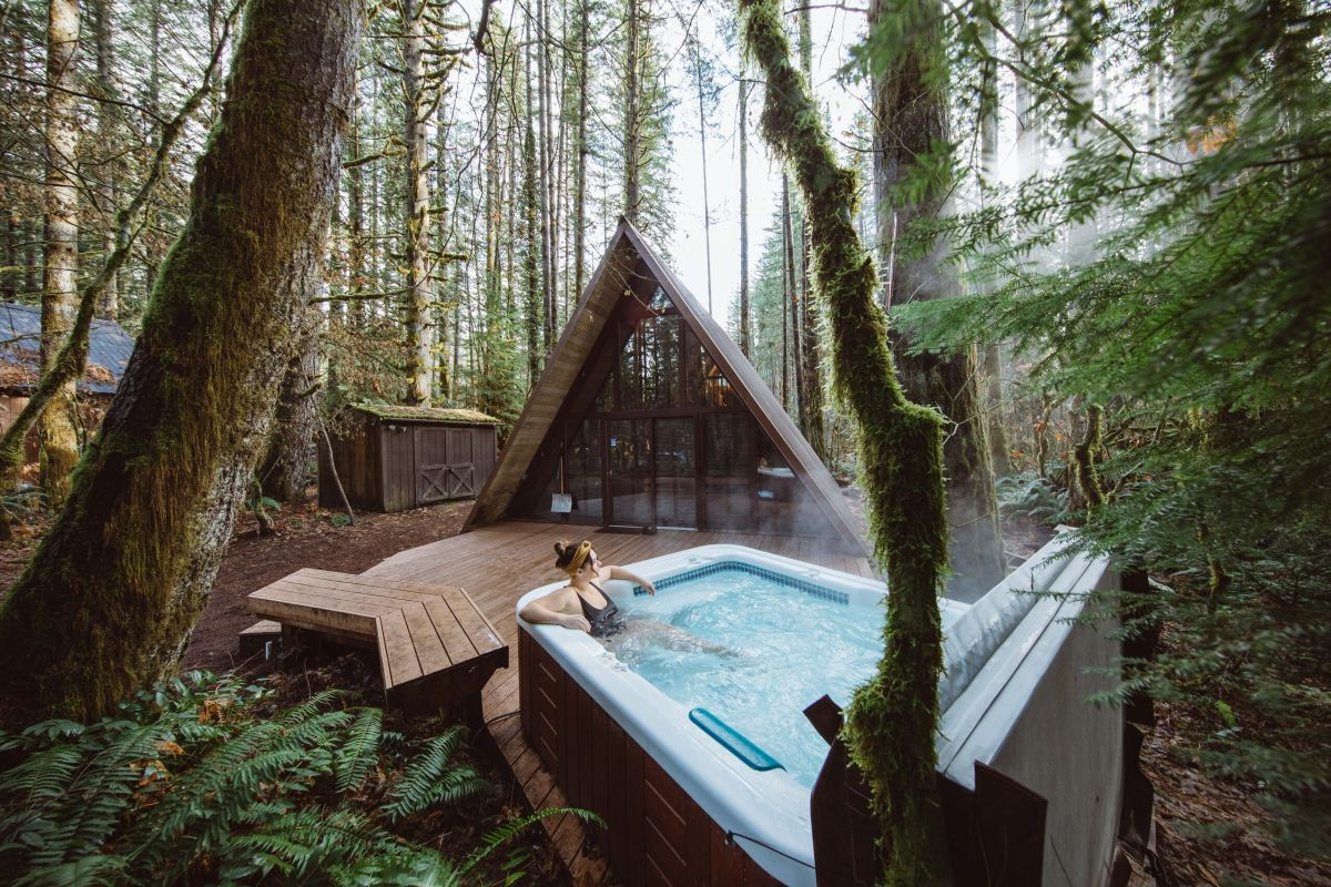 Рядом с домом есть просторная открытая площадка с деревянной террасой и открытой подогреваемой ванной