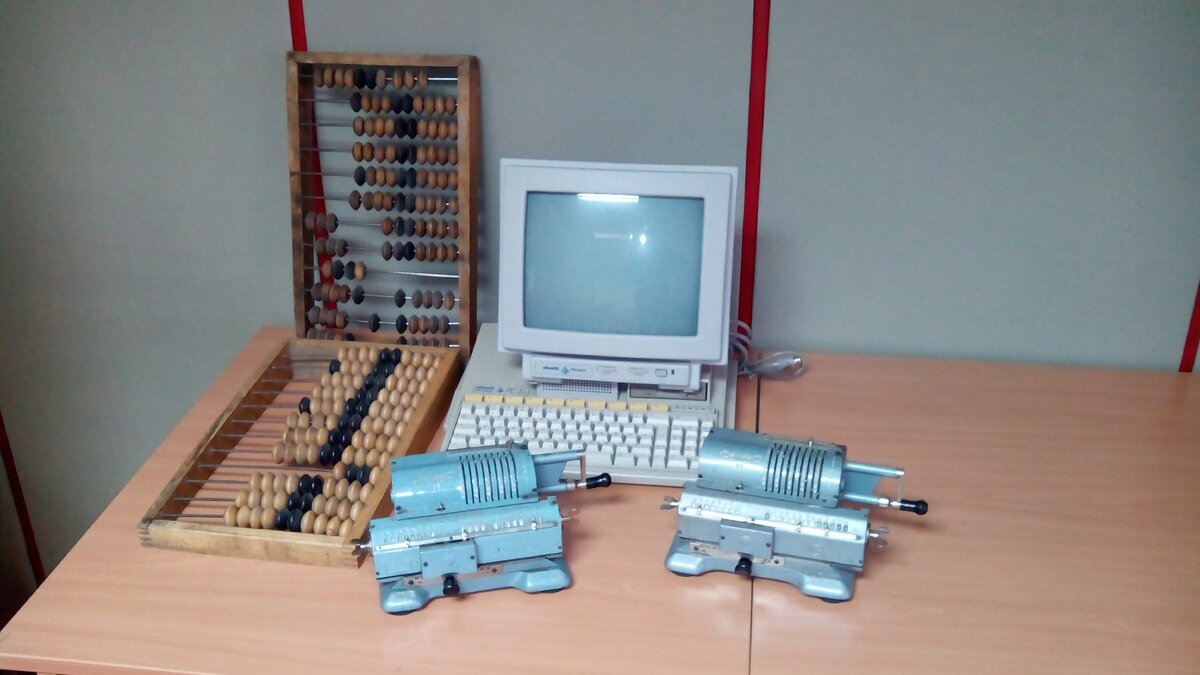 Эволюция вычислительных машин - от Счёт до ПК )). Фото моё.