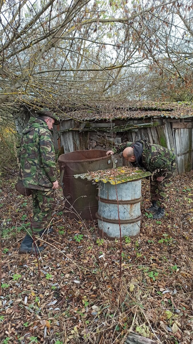 Стоит, накрытая куском шифера