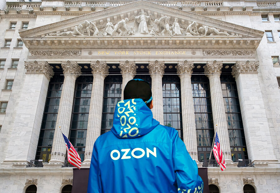 Forbes стали известны оценки организаторов IPO Ozon. Верхняя граница оценки — $12 млрд. Размещение вызывает «колоссальный» интерес инвесторов, говорит источник в одной из инвесткомпаний 
Ozon подал заявку на IPO в комиссию по ценным бумагам и биржам США 2 ноября. Андеррайтерами IPO в проспекте указаны Morgan Stanley, Goldman Sachs, Citigroup, UBS, Sberbank CIB, «Ренессанс Капитал» и «ВТБ Капитал». Forbes ознакомился с отчетами двух компаний-организаторов, в которых дана оценка Ozon.

Sberbank CIB оценивает компанию для размещения в $4 — 8,5 млрд, ВТБ Капитал — в $4,7 — 7,1 млрд. Goldman Sachs оценивает компанию для размещения в $6-12 млрд, сказали два источника, знакомые с оценкой.

В октябре WSJ со ссылкой на источники сообщал, что оценка компании для IPO составляет $3-5 млрд, а американская аналитическая компания Renaissance Capital оценивала, что Ozon может привлечь в ходе IPO до $500 млн.

Теперь один из инвестбанков из числа организаторов считает, что компания при успешном размещении может привлечь $750 млн и выше, сказал Forbes источник в одной из инвесткомпаний, которые рассматривают возможность участия в IPO.

Сейчас идет, так называемая, неделя investor education, когда банки-организаторы неофициально общаются с потенциальными инвесторами, рассказывая им о компании, ее финансовых показателях, оценках и прочих деталях. На следующей неделе может начаться road show, а само размещение может пройти в ближайшие две недели, предполагает один из управляющих. Его цель — широкое размещение среди иностранных инвесторов, сказал Forbes источник, знакомый с подготовкой IPO. В планах компании — также листинг на Московской бирже.

Один из потенциальных инвесторов сказал Forbes, что время для выхода на биржу выбрано не очень удачное. В начале ноября американская фармацевтическая компания Pfizer и немецкая BioNTech объявили об успешном завершении третьей фазы испытания своей вакцины против COVID-19. В совместном заявлении компаний говорилось, что вакцина показала эффективность на 90%. После этого акции компаний технологического сектора в США начали снижаться. Но на Россию эта история не распространяется, говорит источник.

По его словам, размещение Ozon — «горячая тема», так как это единственная пока на российском рынке компания из e-commerce, которая выходит на рынок. Размещение Ozon вызывает колоссальный интерес, организаторы проводят «десятки звонков» с инвесторами, — сказал другой источник в одной из инвесткомпаний. Еще один из участников рынка сказал Forbes, что ожидает «огромной переподписки» и обеспокен объемом акций, который он сможет получить.

Источник, знакомый с ходом организации размещения говорит, что примером для инвестбанков является IPO крупнейшего маркетплейса в Польше — компании Allegro, которая занимает 40% местного рынка. Спрос на акции был выше, чем планировалось: «плюс 100% видели все», говорит собеседник Forbes. Те, кто продал на IPO Allegro переживают, что продали акции в два раза дешевле, чем они торгуются сейчас, добавил он. Кроме того, он сказал, что в середине октября «был большой спрос» на IPO в Лондоне маркетплейса из Казахстана Kaspi.kz. В результате Kaspi.kz стал самой дорогой компанией в Казахстане с рыночной капитализацией $6,5 млрд.

Интернет-магазин Ozon в 1998 году основали создатели IT-компании Reksoft Александр Егоров и Дмитрий Рудаков, которые хотели сделать «русский Amazon». В начале магазин специализировался на продаже книг. Первые инвестиции Ozon привлек в 1999 году: в компанию вложился фонд ru-Net Holdings (в нем были деньги Baring Vostok Capital Partners и UFG), который купил контрольный пакет акций за $1,8 млн и в течение следующего года согласился проинвестировать в Ozon еще $3 млн. АФК «Система» и МТС стали акционерами Ozon в 2014 году, купив 21,6% компании за рекордные тогда для рынка $150 млн.

Сейчас Ozon является маркетплейсом, который продает товары в разных категориях — электронику, товары для дома, детские товары, косметику, одежду, продукты питания, запчасти для авто и т.д. Количество продавцов на площадке превысило 18 000, а количество покупателей — 11,4 млн. Крупнейшие акционеры — АФК «Система», которая владеет 45,2% акций, а также Baring Vostok, которому принадлежит 45,1% компании. Среди других акционеров — фонды Index Ventures (6%) и Princeville Global (5,6%)

Выручка Ozon за 9 месяцев 2020 года составила 66,6 млрд рублей, убыток — 12,9 млрд рублей, следует из проспекта компании. Оборот компании (GMV) составил 121,6 млрд рублей с января по сентябрь 2020 года.

