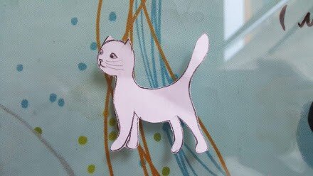 Нарисуйте фигурку котика на бумаге.