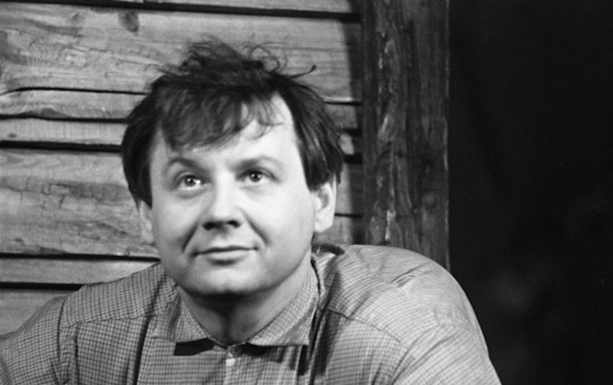 Олег Табаков, сцена из спектакля "Баллада о невеселом кабачке" ( фото из metronews.ru)