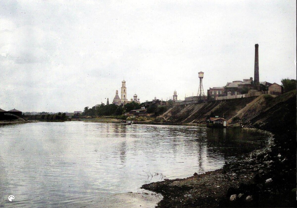 Москва-река, вид на Симонов монастырь и завод Бари