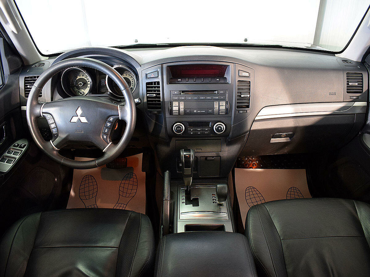 Mitsubishi Pajero 4-поколения салон 