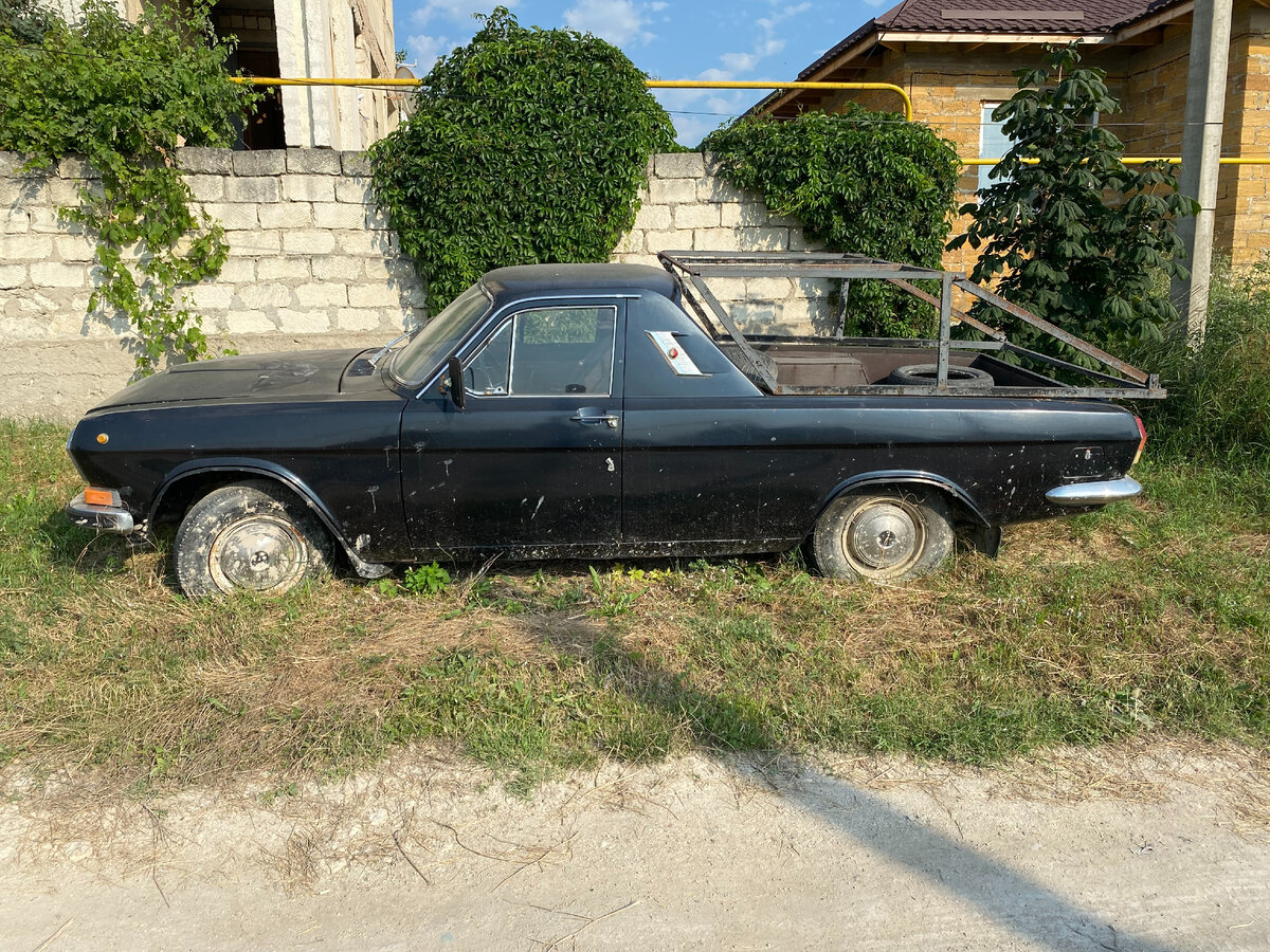 в профиль автомобиль напоминает американскую классику, а именно Chevrolet El Camino