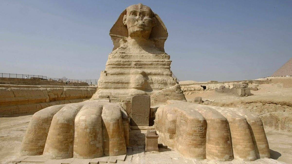 Кроме пирамид храмов и дворцов. Сфинкс фараона Хафра. Сфинкс Египет сфинкс Египет. Сфинкс скульптура древнего Египта. Статуя сфинкса в Египте 2022.