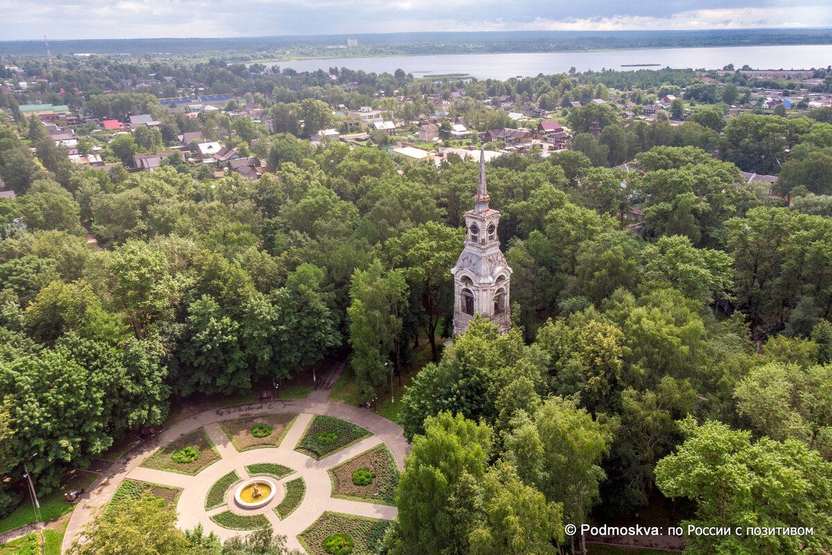 Вид сверху на городской парк Осташкова. Фото автора статьи