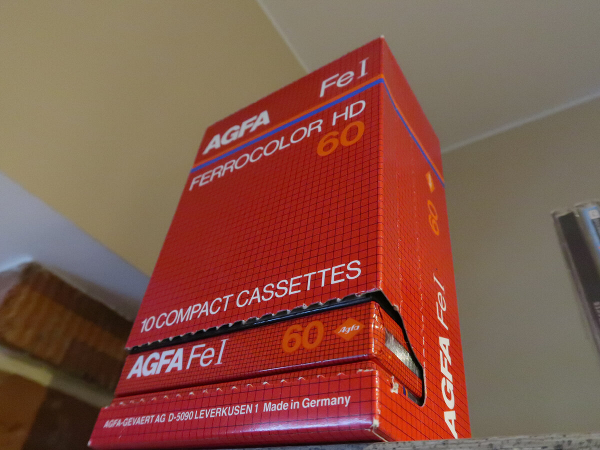 Этот блок кассет, к сожалению, не их СССР. Его я купил в Гетеборге.