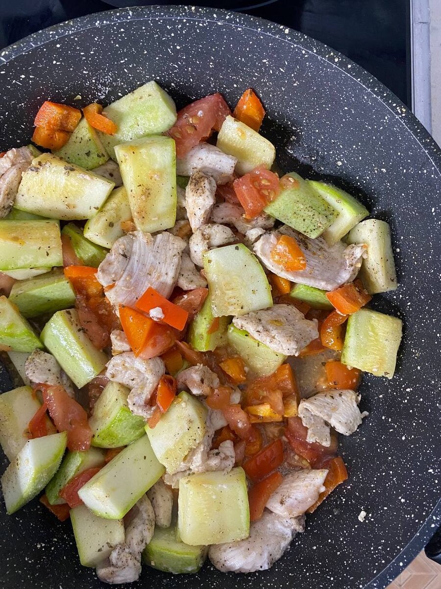 Куриное филе с кабачками, томатами и сладким перцем. 