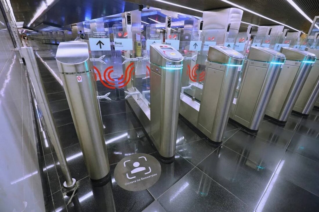 Специальные наклейки у турникетов
