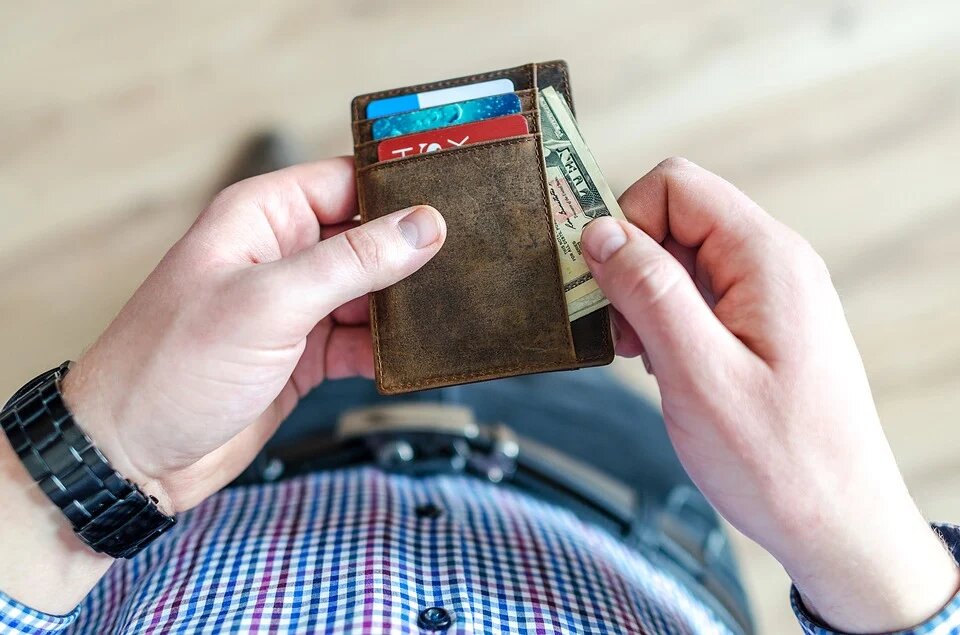 Картинка с https://pixabay.com/photos/money-wallet-finance-cash-business-3219337/