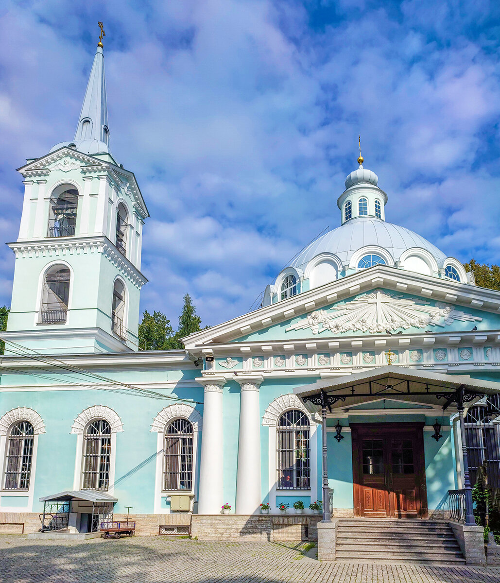 По правую руку, на территории кладбища находится Церковь Смоленской иконы Божией Матери.