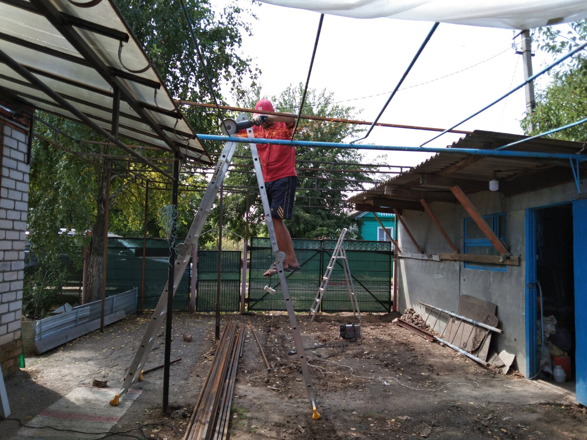 Старый упор (или держатель для винограда) нам уже не нужен, там будет крыша навеса. Поэтому поперечные планки все убрали.