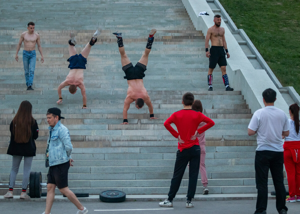 Спортсмены из клуба «Legend» стоят на руках, парк «Ватан», Уфа, май 2021