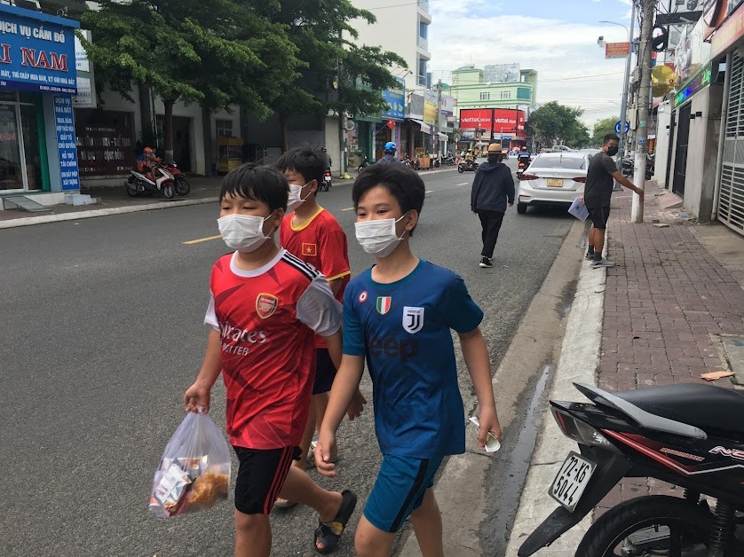 Маски, маски, сплошные маски на всех и повсюду... Всегда, везде и для всех! И даже до строгого локдауна. Того любимого Вьетнама уже нет! :( 