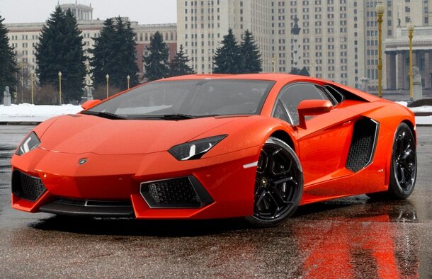 Ламборджини Авентадор LP700-4 может похвастать энерговооруженностью 2,25 . Но это ещё скромная машина в нашем топе но зато обладает очень внушительными формами Максимальная скорость суперкара составляет 350 км/ч, а разгон с места до сотни занимает всего 2,9 секунды.
Вес машины составляет 1575 кг и все это благодаря углеволокну  из которого состоит весь корпус Lamborghini. Двигатель был разработан заново – это 6,5-литровый V12, выдающий 700 л.с. и максимальный крутящий момент в 690  нм .Скорость переключения новой коробки составляет всего 50 миллисекунд.

