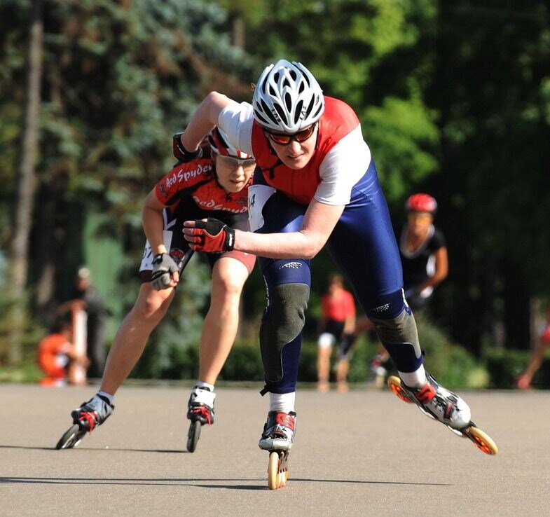 Вид спорта катание. Роллер спорт спидскейтинг. Вид спорта роликовые коньки. Гонки на роликовых коньках. Ролик для спорта.