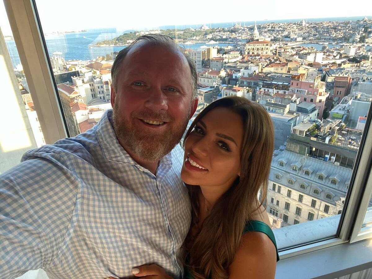 Популярный шеф-повар с молодой женой