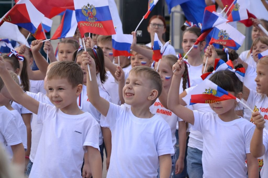 Мы флажками машем и поем. Россия для детей. День России для детей. Флаг России для детей. Дети с флажками России.