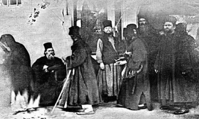 Снимок Женщины среди Афонских монахов. Пантелеимонов монастырь, 1903 г. Прототип Светописанного образа Пресвятой Богородицы