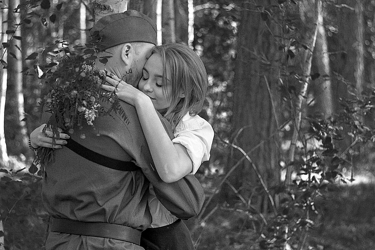 Девушка солдата. Девушка солдат. Солдат и девочка. Солдат и девушка война. Солдат прощается с девушкой.