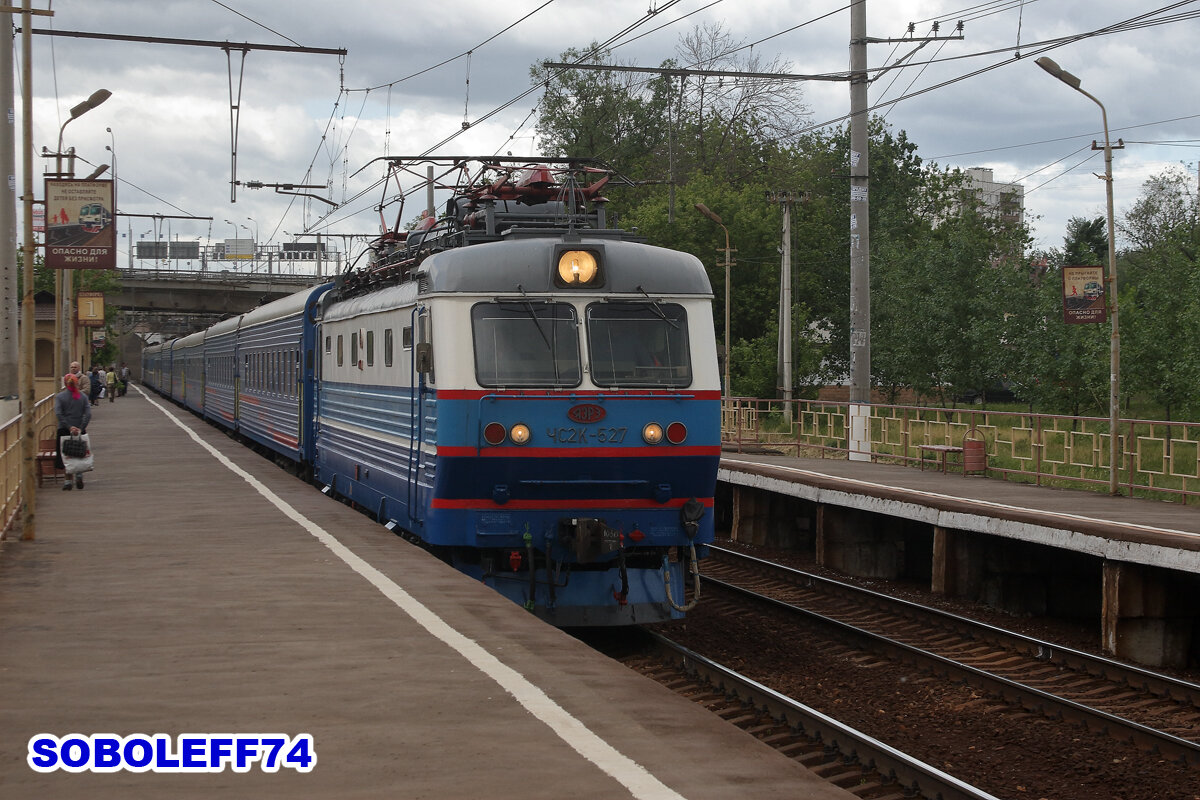 Электровоз ЧС2К-527 с пассажирским поездом. Платформа Калитники Московской железной дороги. Июнь 2011 года